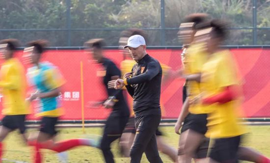 在比赛第94分钟，曼城俱乐部未能确保其球员不采取不当的行为。